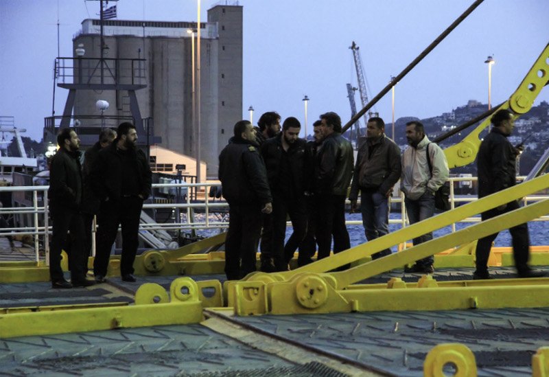 Βουβά πρόσωπα με δάκρυα στα μάτια -Κλίμα οδύνης κατά την άφιξη της σορού του Γιακουμάκη στην Κρήτη [εικόνες] | iefimerida.gr 3