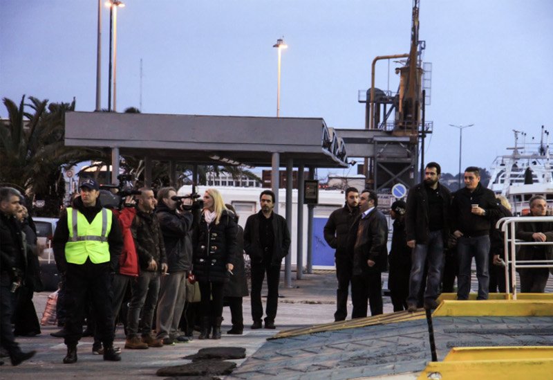 Βουβά πρόσωπα με δάκρυα στα μάτια -Κλίμα οδύνης κατά την άφιξη της σορού του Γιακουμάκη στην Κρήτη [εικόνες] | iefimerida.gr 4