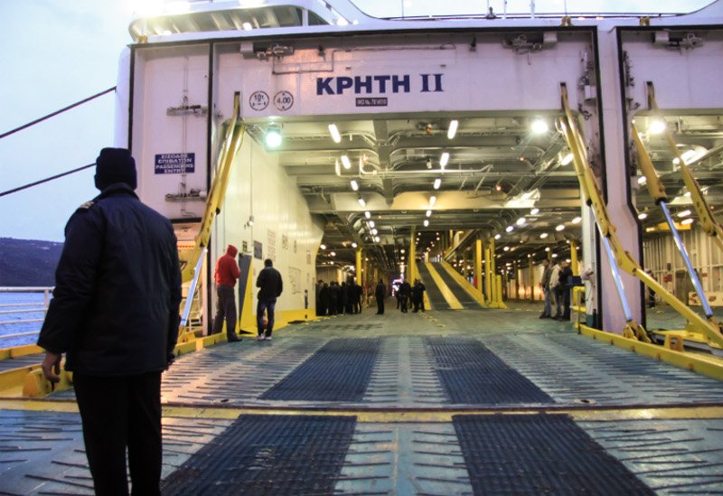 Βουβά πρόσωπα με δάκρυα στα μάτια -Κλίμα οδύνης κατά την άφιξη της σορού του Γιακουμάκη στην Κρήτη [εικόνες] | iefimerida.gr 5