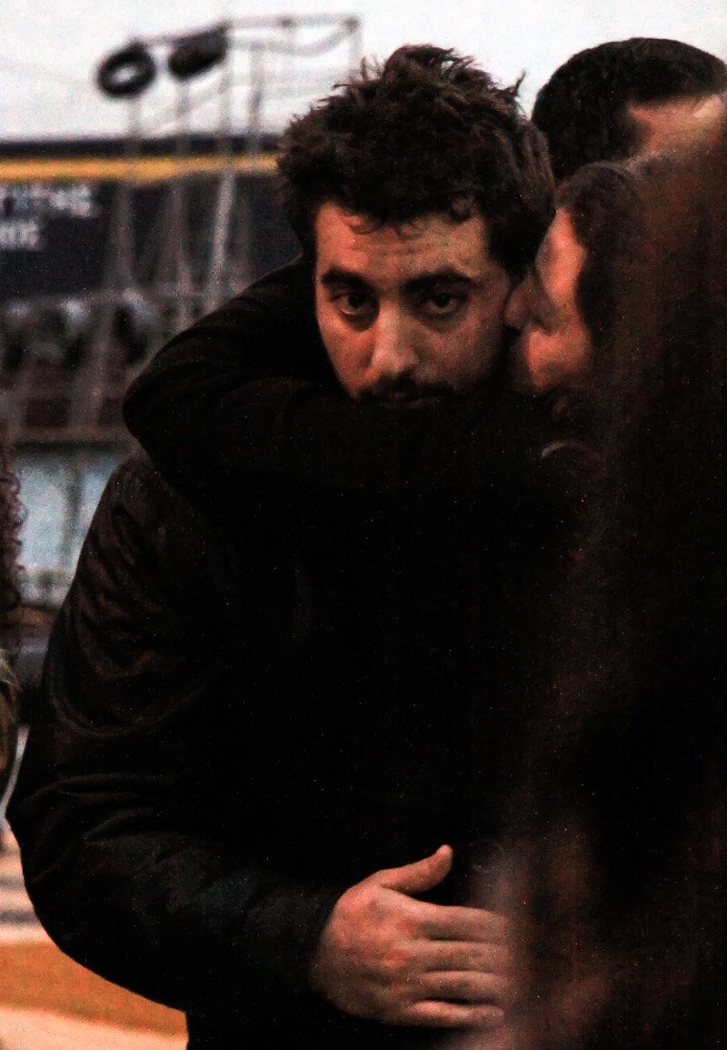 Βουβά πρόσωπα με δάκρυα στα μάτια -Κλίμα οδύνης κατά την άφιξη της σορού του Γιακουμάκη στην Κρήτη [εικόνες] | iefimerida.gr 6