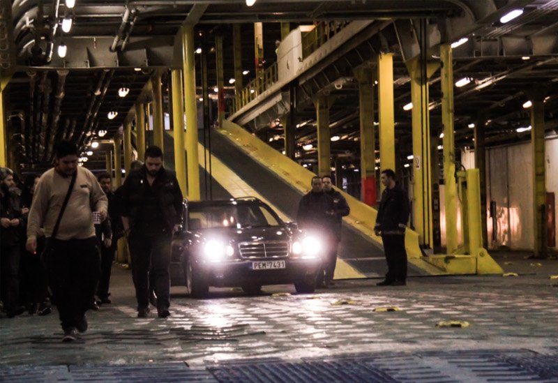 Βουβά πρόσωπα με δάκρυα στα μάτια -Κλίμα οδύνης κατά την άφιξη της σορού του Γιακουμάκη στην Κρήτη [εικόνες] | iefimerida.gr 7