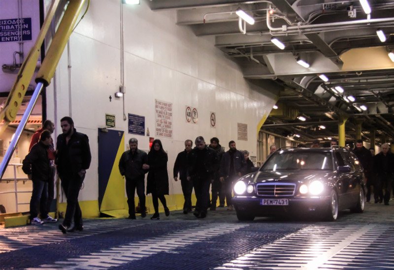 Βουβά πρόσωπα με δάκρυα στα μάτια -Κλίμα οδύνης κατά την άφιξη της σορού του Γιακουμάκη στην Κρήτη [εικόνες] | iefimerida.gr 8