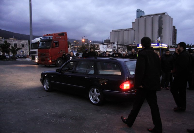 Βουβά πρόσωπα με δάκρυα στα μάτια -Κλίμα οδύνης κατά την άφιξη της σορού του Γιακουμάκη στην Κρήτη [εικόνες] | iefimerida.gr 9