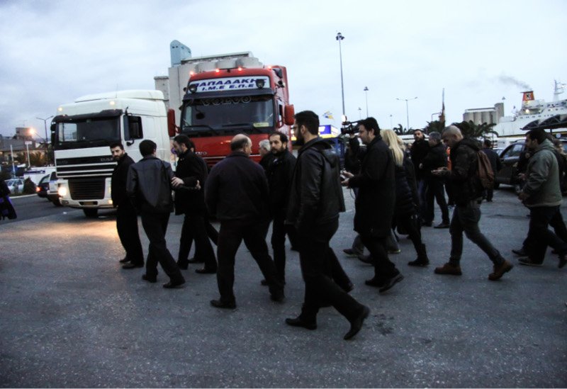 Βουβά πρόσωπα με δάκρυα στα μάτια -Κλίμα οδύνης κατά την άφιξη της σορού του Γιακουμάκη στην Κρήτη [εικόνες] | iefimerida.gr 10