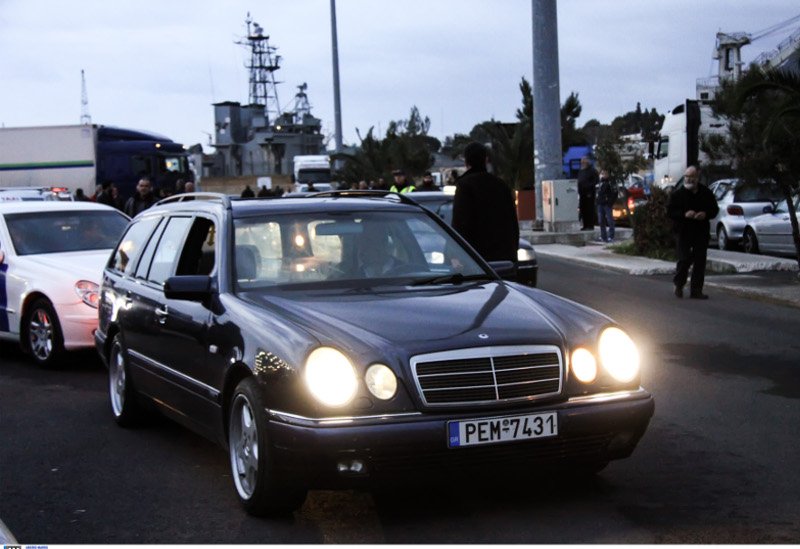 Βουβά πρόσωπα με δάκρυα στα μάτια -Κλίμα οδύνης κατά την άφιξη της σορού του Γιακουμάκη στην Κρήτη [εικόνες] | iefimerida.gr 11