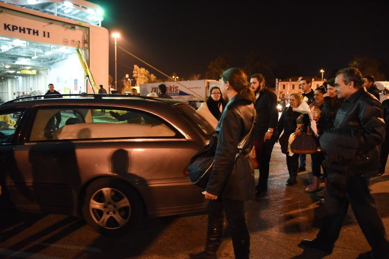 Βουβά πρόσωπα με δάκρυα στα μάτια -Κλίμα οδύνης κατά την άφιξη της σορού του Γιακουμάκη στην Κρήτη [εικόνες] | iefimerida.gr 17