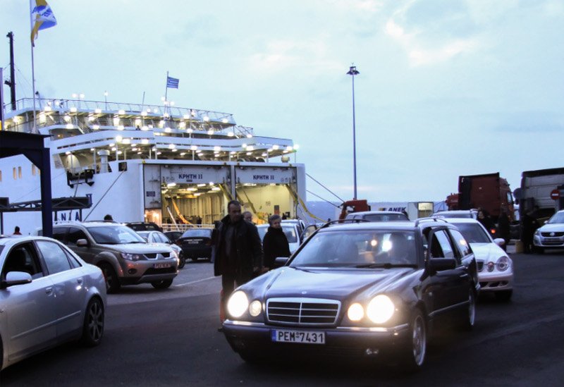 Βουβά πρόσωπα με δάκρυα στα μάτια -Κλίμα οδύνης κατά την άφιξη της σορού του Γιακουμάκη στην Κρήτη [εικόνες] | iefimerida.gr 12