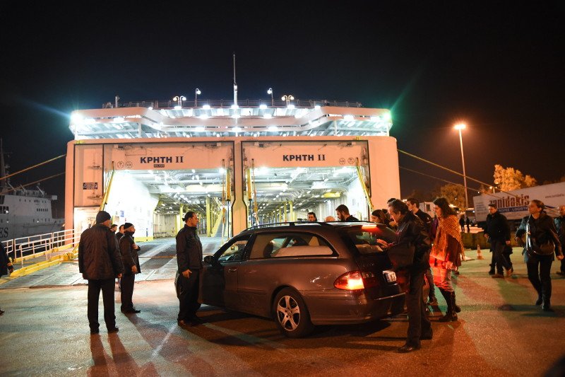 Βουβά πρόσωπα με δάκρυα στα μάτια -Κλίμα οδύνης κατά την άφιξη της σορού του Γιακουμάκη στην Κρήτη [εικόνες] | iefimerida.gr 18