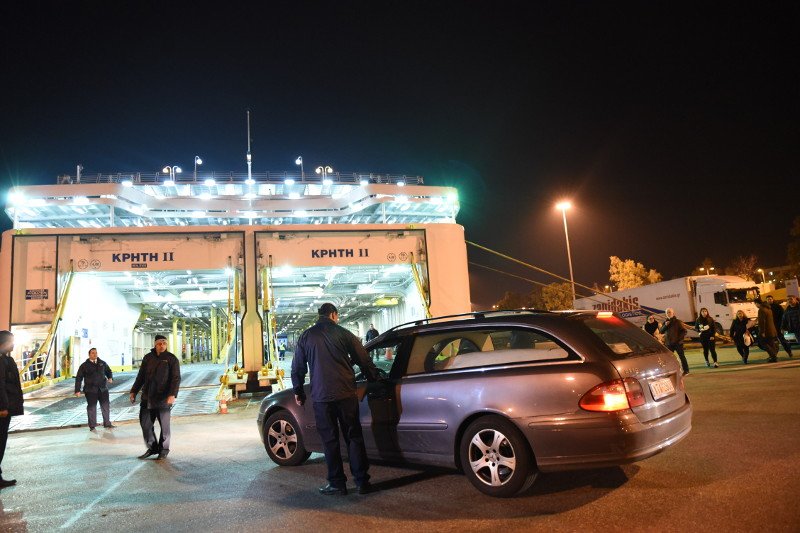 Βουβά πρόσωπα με δάκρυα στα μάτια -Κλίμα οδύνης κατά την άφιξη της σορού του Γιακουμάκη στην Κρήτη [εικόνες] | iefimerida.gr 19