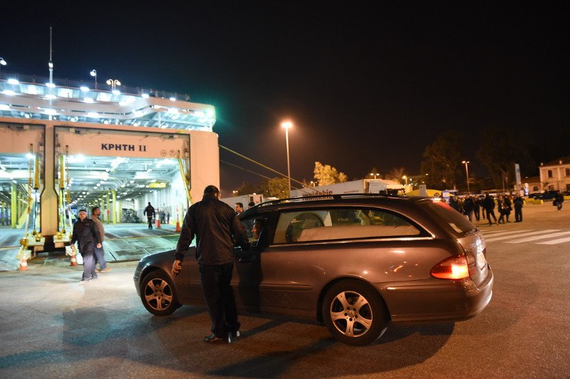 Βουβά πρόσωπα με δάκρυα στα μάτια -Κλίμα οδύνης κατά την άφιξη της σορού του Γιακουμάκη στην Κρήτη [εικόνες] | iefimerida.gr 20