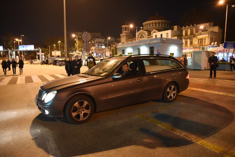 Βουβά πρόσωπα με δάκρυα στα μάτια -Κλίμα οδύνης κατά την άφιξη της σορού του Γιακουμάκη στην Κρήτη [εικόνες] | iefimerida.gr 21