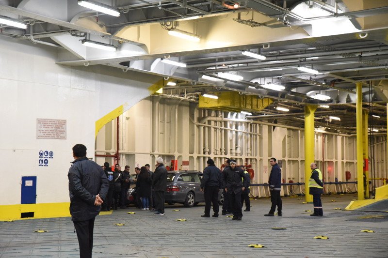 Βουβά πρόσωπα με δάκρυα στα μάτια -Κλίμα οδύνης κατά την άφιξη της σορού του Γιακουμάκη στην Κρήτη [εικόνες] | iefimerida.gr 22