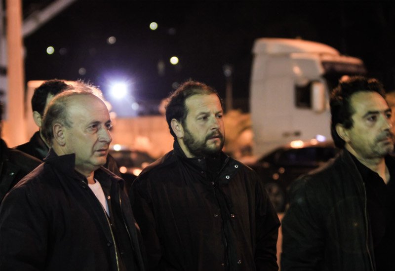 Βουβά πρόσωπα με δάκρυα στα μάτια -Κλίμα οδύνης κατά την άφιξη της σορού του Γιακουμάκη στην Κρήτη [εικόνες] | iefimerida.gr 0