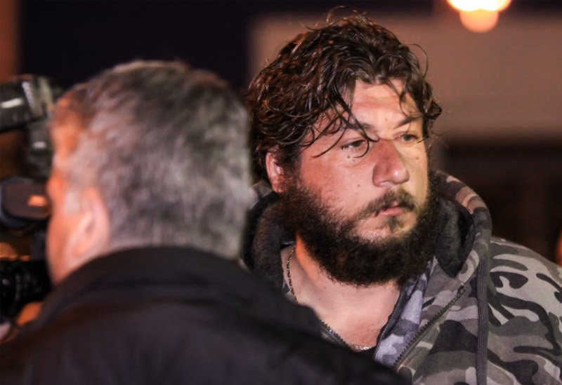 Βουβά πρόσωπα με δάκρυα στα μάτια -Κλίμα οδύνης κατά την άφιξη της σορού του Γιακουμάκη στην Κρήτη [εικόνες] | iefimerida.gr 1