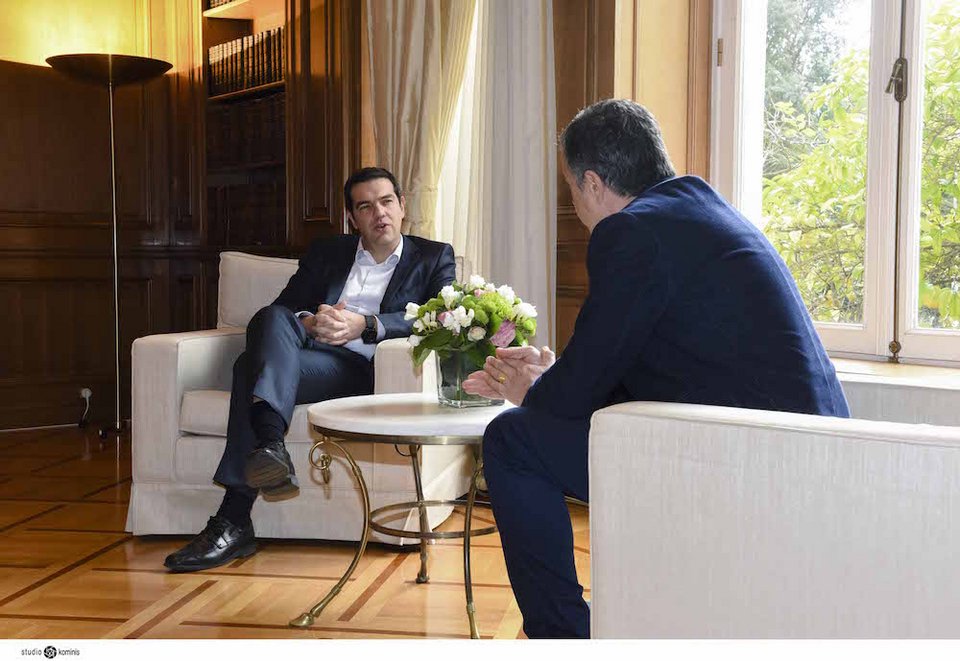 Ο Τσίπρας ξεναγεί τον Σταύρο Θεοδωράκη στο Μέγαρο Μαξίμου [εικόνες] | iefimerida.gr 2