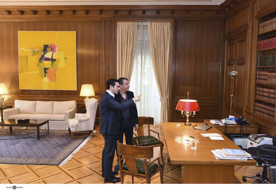 Ο Τσίπρας ξεναγεί τον Σταύρο Θεοδωράκη στο Μέγαρο Μαξίμου [εικόνες] | iefimerida.gr 1