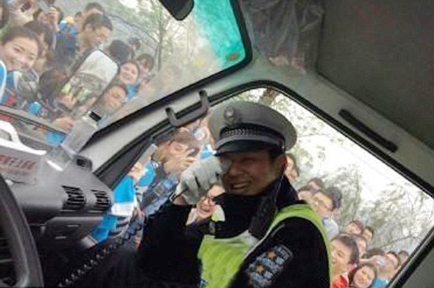 Κακός χαμός σε μαραθώνιο με «κούκλο» αστυνομικό -Οι γυναίκες σταμάτησαν να τρέχουν και τον περικύκλωσαν [εικόνες] | iefimerida.gr 1