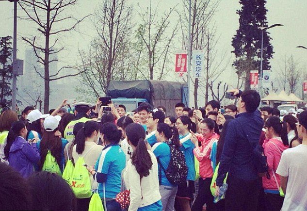 Κακός χαμός σε μαραθώνιο με «κούκλο» αστυνομικό -Οι γυναίκες σταμάτησαν να τρέχουν και τον περικύκλωσαν [εικόνες] | iefimerida.gr 0