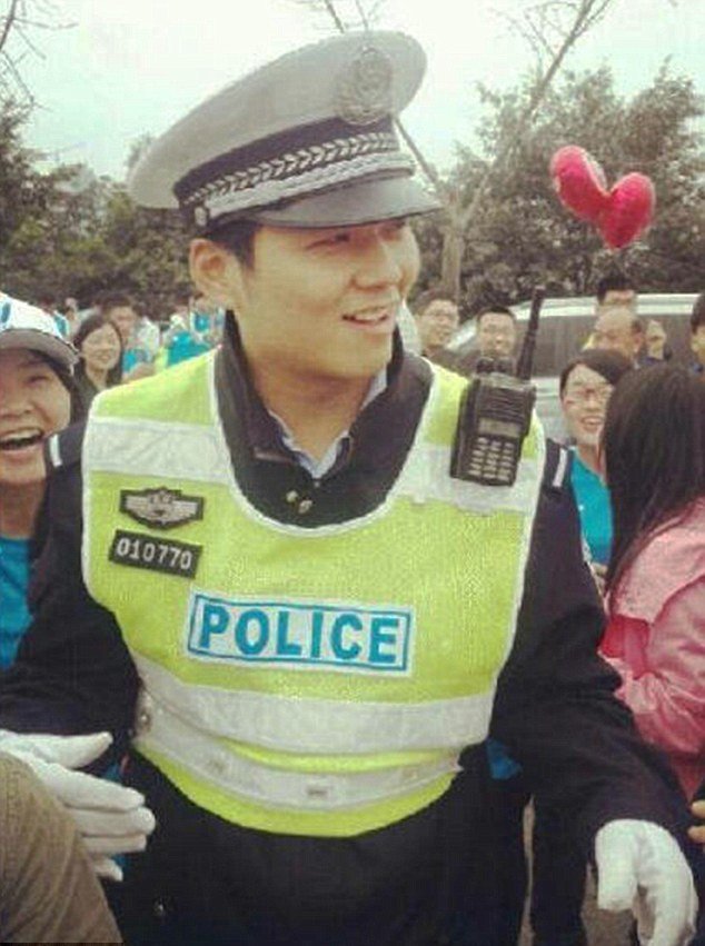 Κακός χαμός σε μαραθώνιο με «κούκλο» αστυνομικό -Οι γυναίκες σταμάτησαν να τρέχουν και τον περικύκλωσαν [εικόνες] | iefimerida.gr 4