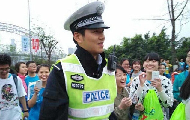 Κακός χαμός σε μαραθώνιο με «κούκλο» αστυνομικό -Οι γυναίκες σταμάτησαν να τρέχουν και τον περικύκλωσαν [εικόνες] | iefimerida.gr 5