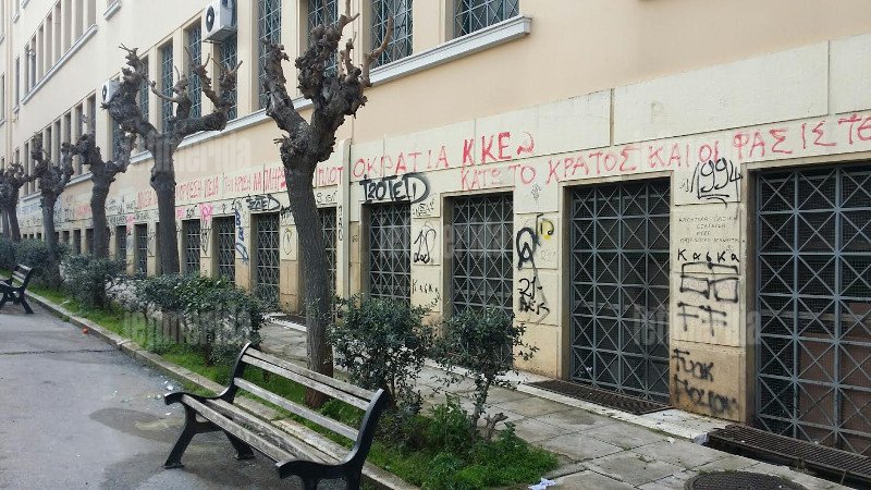 Σοκ: Δεν είναι μόνο το μαύρο γκράφιτι στη Στουρνάρη -Το Πολυτεχνείο είναι καλυμμένο με... ζωγραφιές σπιθαμή προς σπιθαμή [εικόνες] | iefimerida.gr 0