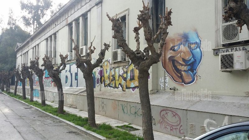 Σοκ: Δεν είναι μόνο το μαύρο γκράφιτι στη Στουρνάρη -Το Πολυτεχνείο είναι καλυμμένο με... ζωγραφιές σπιθαμή προς σπιθαμή [εικόνες] | iefimerida.gr 10
