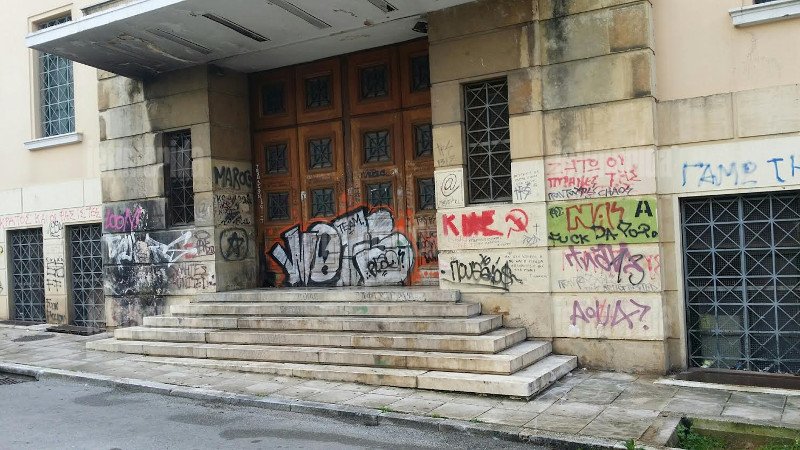 Σοκ: Δεν είναι μόνο το μαύρο γκράφιτι στη Στουρνάρη -Το Πολυτεχνείο είναι καλυμμένο με... ζωγραφιές σπιθαμή προς σπιθαμή [εικόνες] | iefimerida.gr 1