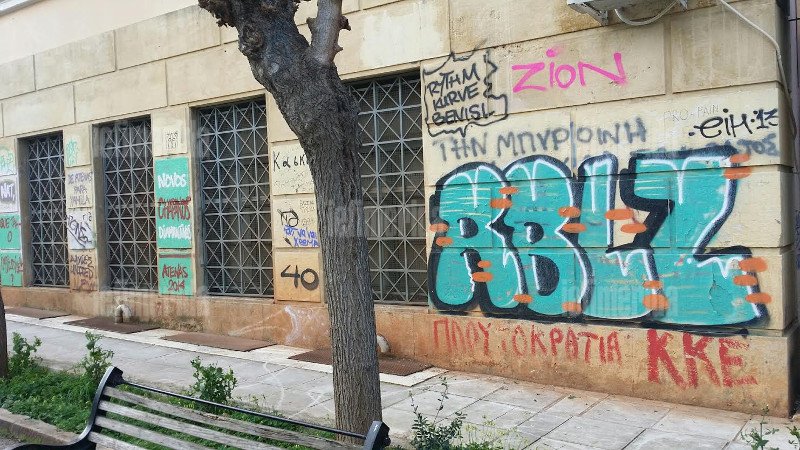 Σοκ: Δεν είναι μόνο το μαύρο γκράφιτι στη Στουρνάρη -Το Πολυτεχνείο είναι καλυμμένο με... ζωγραφιές σπιθαμή προς σπιθαμή [εικόνες] | iefimerida.gr 3