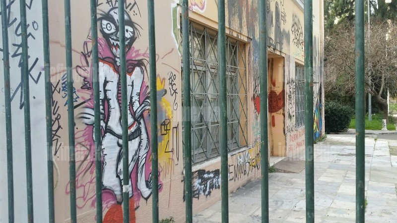 Σοκ: Δεν είναι μόνο το μαύρο γκράφιτι στη Στουρνάρη -Το Πολυτεχνείο είναι καλυμμένο με... ζωγραφιές σπιθαμή προς σπιθαμή [εικόνες] | iefimerida.gr 4