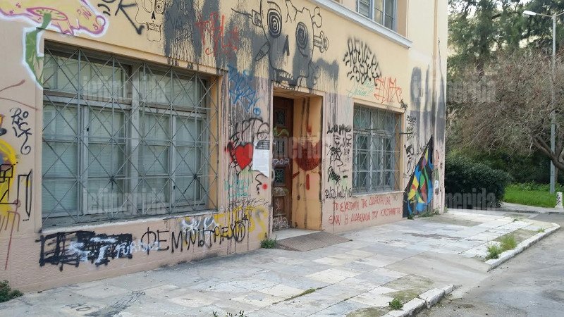 Σοκ: Δεν είναι μόνο το μαύρο γκράφιτι στη Στουρνάρη -Το Πολυτεχνείο είναι καλυμμένο με... ζωγραφιές σπιθαμή προς σπιθαμή [εικόνες] | iefimerida.gr 5
