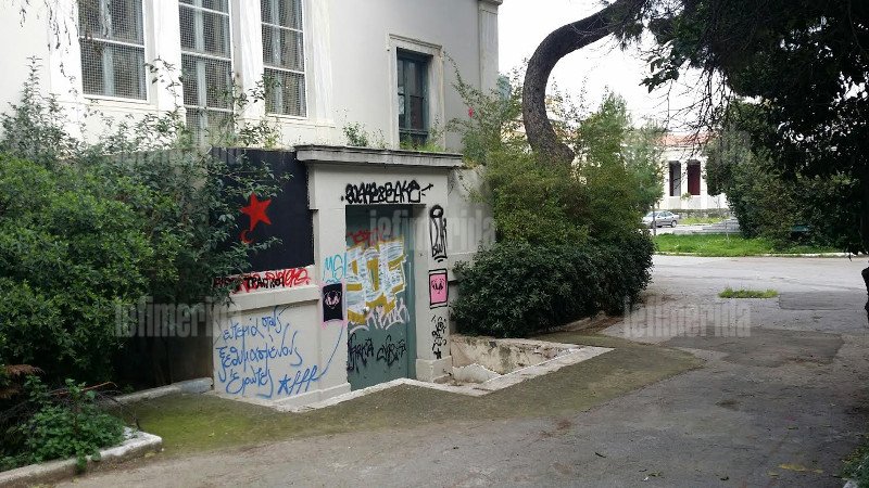 Σοκ: Δεν είναι μόνο το μαύρο γκράφιτι στη Στουρνάρη -Το Πολυτεχνείο είναι καλυμμένο με... ζωγραφιές σπιθαμή προς σπιθαμή [εικόνες] | iefimerida.gr 14