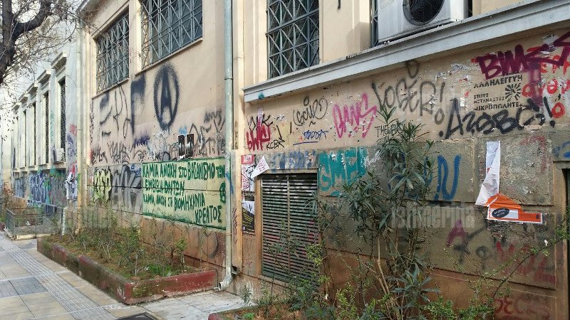 Σοκ: Δεν είναι μόνο το μαύρο γκράφιτι στη Στουρνάρη -Το Πολυτεχνείο είναι καλυμμένο με... ζωγραφιές σπιθαμή προς σπιθαμή [εικόνες] | iefimerida.gr 22