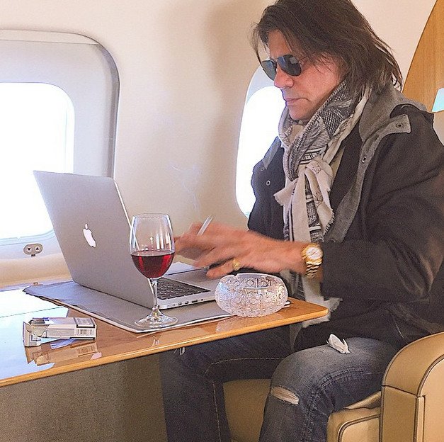 Ο Ψινάκης πήρε το τζετ του και πήγε για δυο ώρες στο Λονδίνο -Ταξίδι με άνεση και στιλ [εικόνες] | iefimerida.gr 3