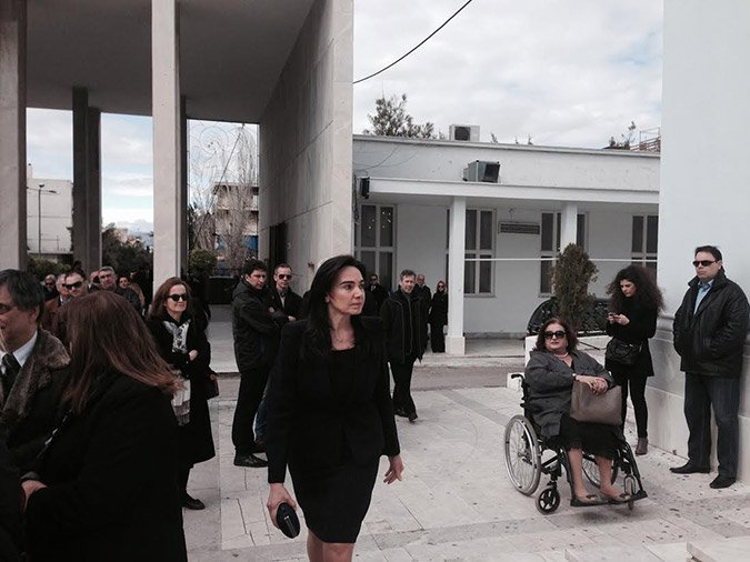 Συγκίνηση στο τελευταίο «αντίο» στον Βασίλη Μαγγίνα [εικόνες] | iefimerida.gr 4