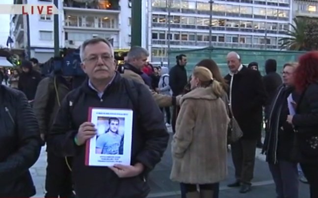 Σιωπηρή πορεία σε Σύνταγμα-Ρέθυμνο: «Ο Βαγγέλης είναι το παιδί μου» [εικόνες] | iefimerida.gr 2