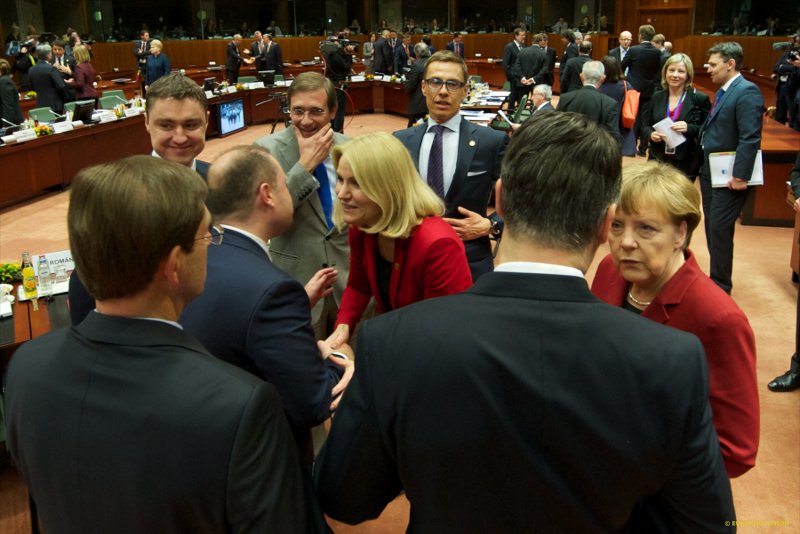 Το backstage της χθεσινής Συνόδου Κορυφής: Η πρωθυπουργός που φόρεσε τα ίδια ρούχα με τη Μέρκελ και το βλέμμα-καρφί στον Τσίπρα [εικόνες] | iefimerida.gr 4