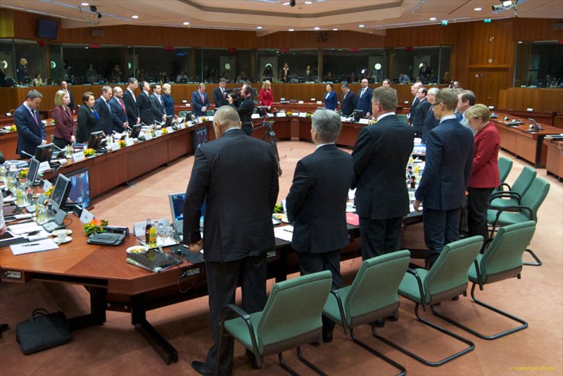 Το backstage της χθεσινής Συνόδου Κορυφής: Η πρωθυπουργός που φόρεσε τα ίδια ρούχα με τη Μέρκελ και το βλέμμα-καρφί στον Τσίπρα [εικόνες] | iefimerida.gr 21