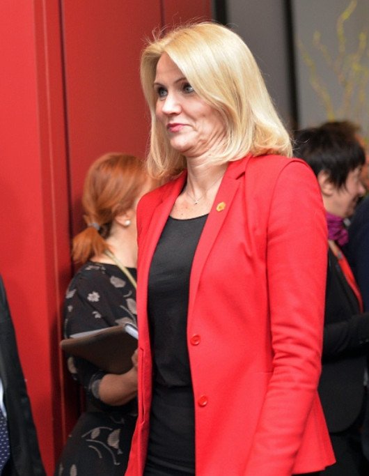 Το backstage της χθεσινής Συνόδου Κορυφής: Η πρωθυπουργός που φόρεσε τα ίδια ρούχα με τη Μέρκελ και το βλέμμα-καρφί στον Τσίπρα [εικόνες] | iefimerida.gr 2