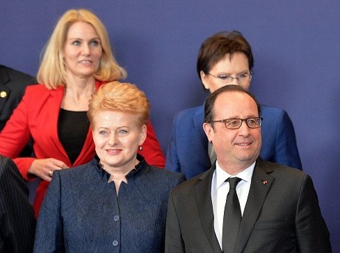 Το backstage της χθεσινής Συνόδου Κορυφής: Η πρωθυπουργός που φόρεσε τα ίδια ρούχα με τη Μέρκελ και το βλέμμα-καρφί στον Τσίπρα [εικόνες] | iefimerida.gr 6