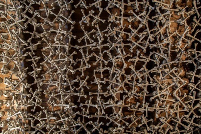 Η εκκλησία που δεν έχει εικόνες, αλλά κόκαλα και κρανία 3.000 ανθρώπων [εικόνες] | iefimerida.gr 1