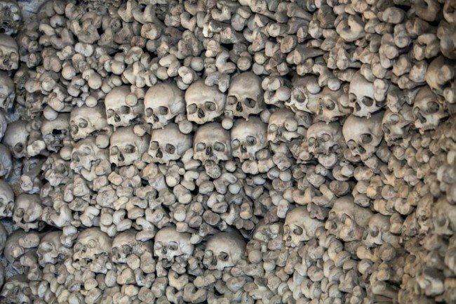Η εκκλησία που δεν έχει εικόνες, αλλά κόκαλα και κρανία 3.000 ανθρώπων [εικόνες] | iefimerida.gr 2