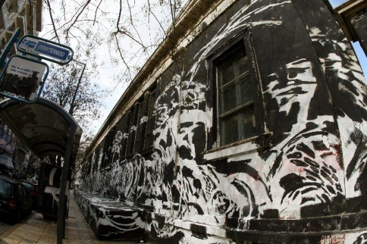 Βανδαλισμός: Μαύρο γκράφιτι καλύπτει όλο το ιστορικό κτίριο του Πολυτεχνείου [εικόνες] | iefimerida.gr 0