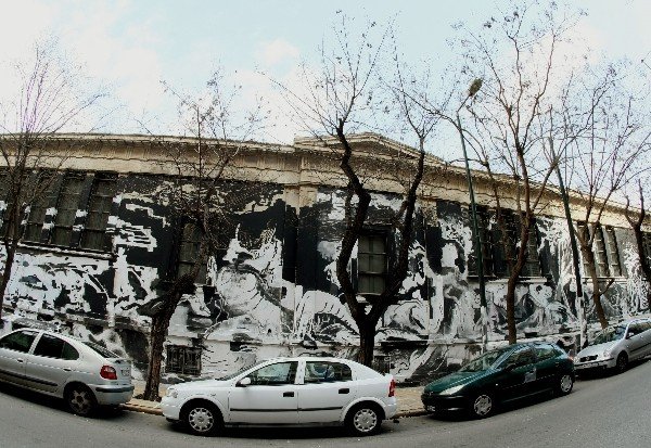 Βανδαλισμός: Μαύρο γκράφιτι καλύπτει όλο το ιστορικό κτίριο του Πολυτεχνείου [εικόνες] | iefimerida.gr 1