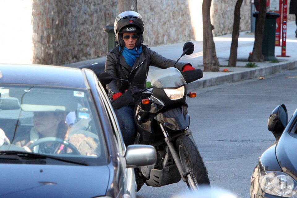 Η Δανάη Στράτου πάνω στη μηχανή με μαύρο δερμάτινο, κόκκινα γάντια και γυαλί aviator [εικόνες] | iefimerida.gr 0