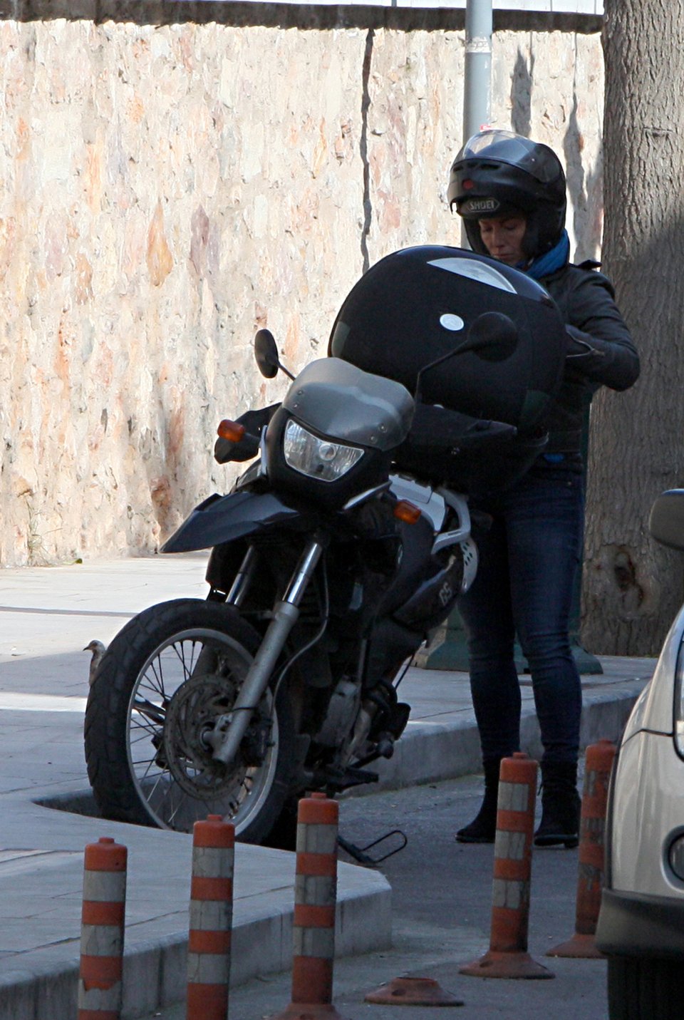 Η Δανάη Στράτου πάνω στη μηχανή με μαύρο δερμάτινο, κόκκινα γάντια και γυαλί aviator [εικόνες] | iefimerida.gr 1