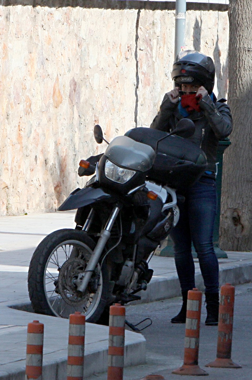 Η Δανάη Στράτου πάνω στη μηχανή με μαύρο δερμάτινο, κόκκινα γάντια και γυαλί aviator [εικόνες] | iefimerida.gr 2