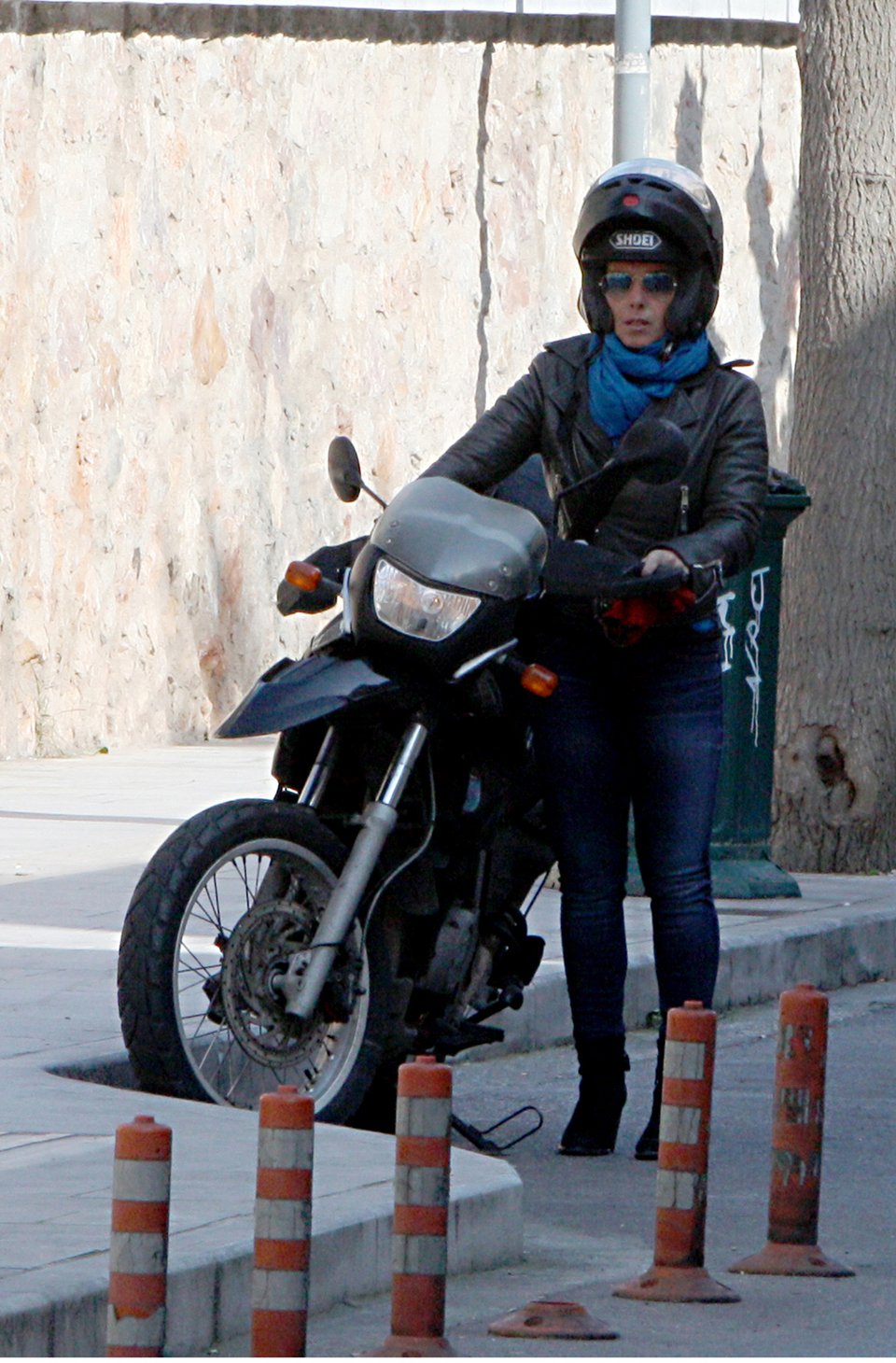 Η Δανάη Στράτου πάνω στη μηχανή με μαύρο δερμάτινο, κόκκινα γάντια και γυαλί aviator [εικόνες] | iefimerida.gr 3