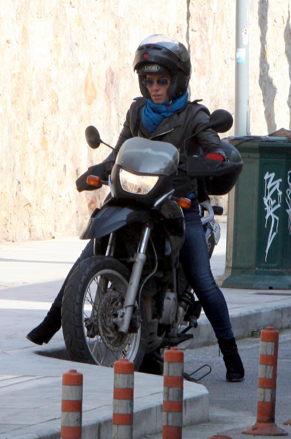 Η Δανάη Στράτου πάνω στη μηχανή με μαύρο δερμάτινο, κόκκινα γάντια και γυαλί aviator [εικόνες] | iefimerida.gr 4