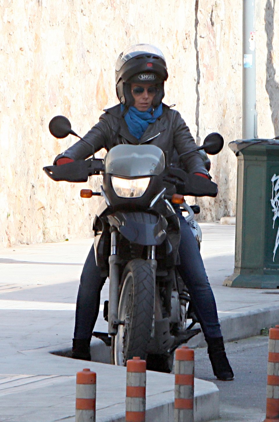 Η Δανάη Στράτου πάνω στη μηχανή με μαύρο δερμάτινο, κόκκινα γάντια και γυαλί aviator [εικόνες] | iefimerida.gr 5