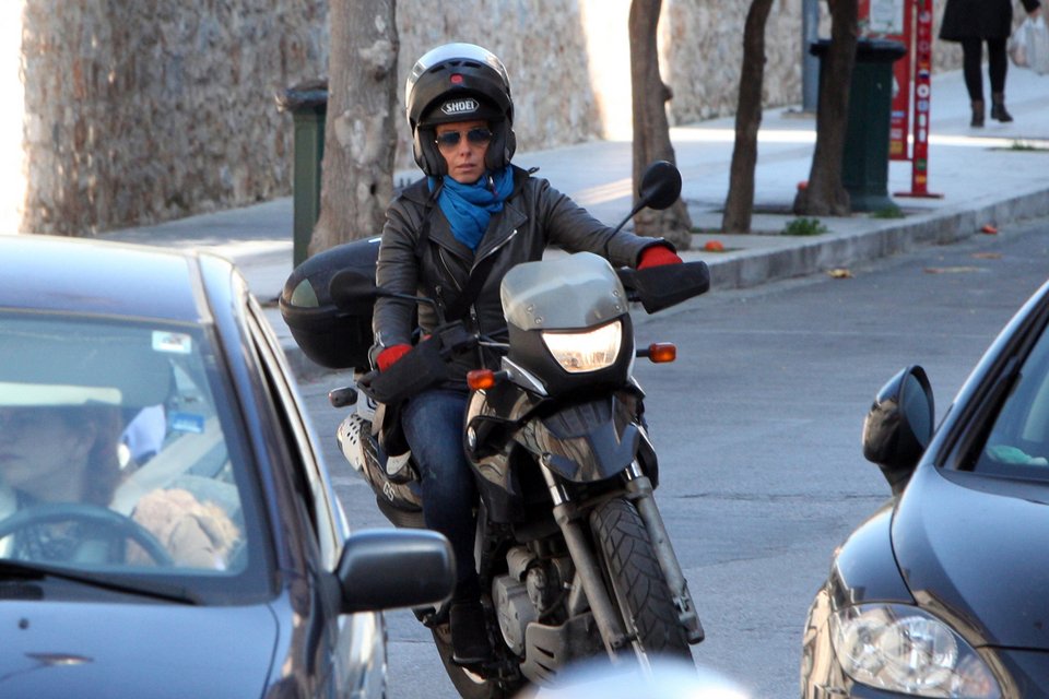 Η Δανάη Στράτου πάνω στη μηχανή με μαύρο δερμάτινο, κόκκινα γάντια και γυαλί aviator [εικόνες] | iefimerida.gr 6